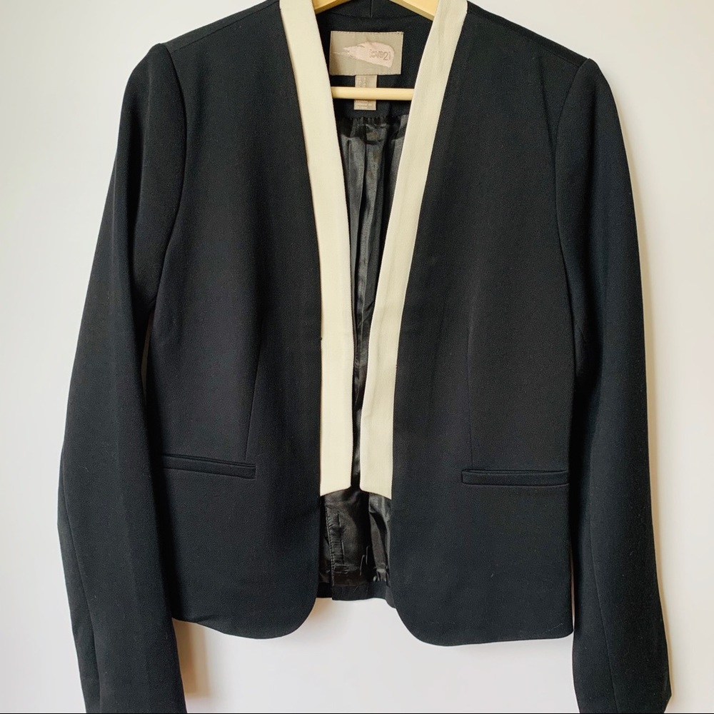 H&M Women’s Black and White Lined Blazer